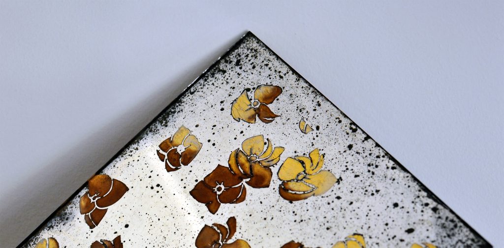 Verre Eglomise con motivi decorativi floreali in oro rosso