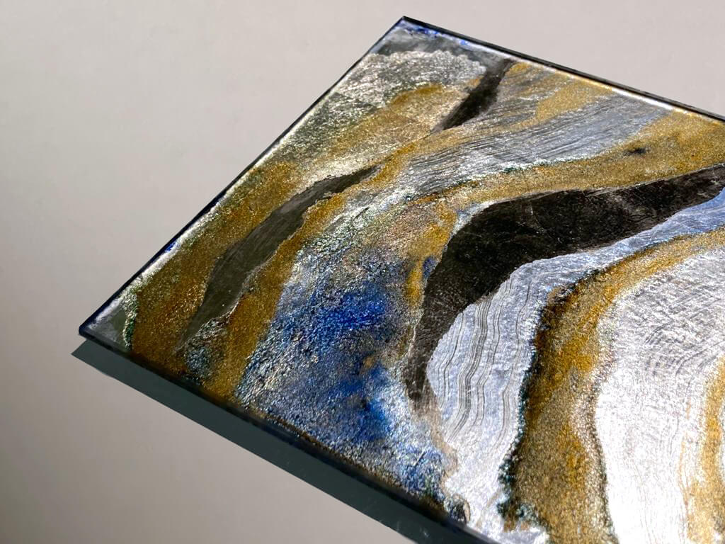 Caplain leaf and polycromes in rich gold and ultramarine blue